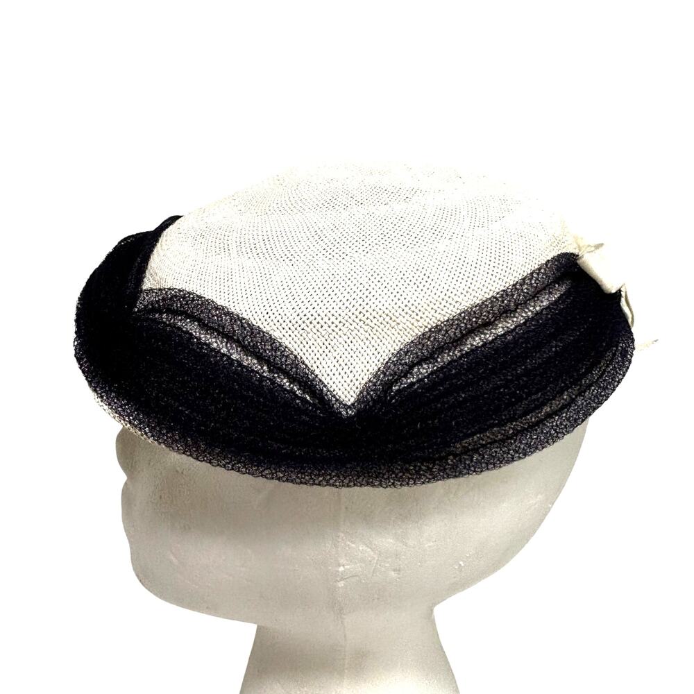 Vintage Mid Century Halle Bros Co White straw hat black netting & velvet bow - Picture 5 of 9
